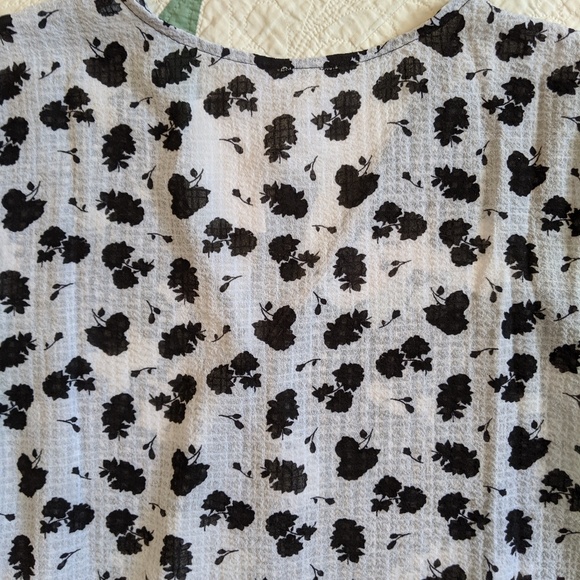 NWT Spenser Blk/Wht Floral Wrap Tie Top - Picture 7 of 8